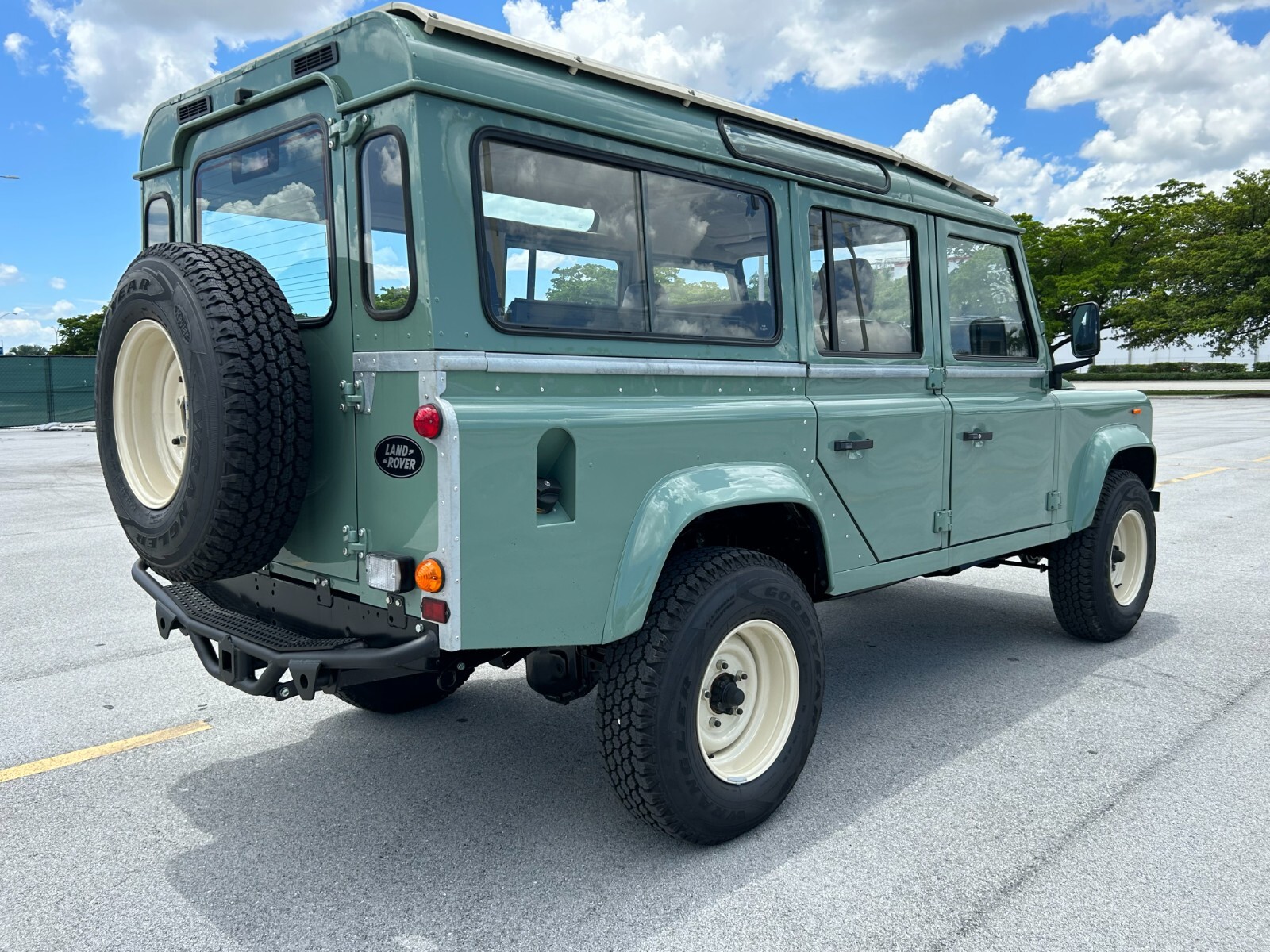 Land-Rover-Defender-1988-SUV-13