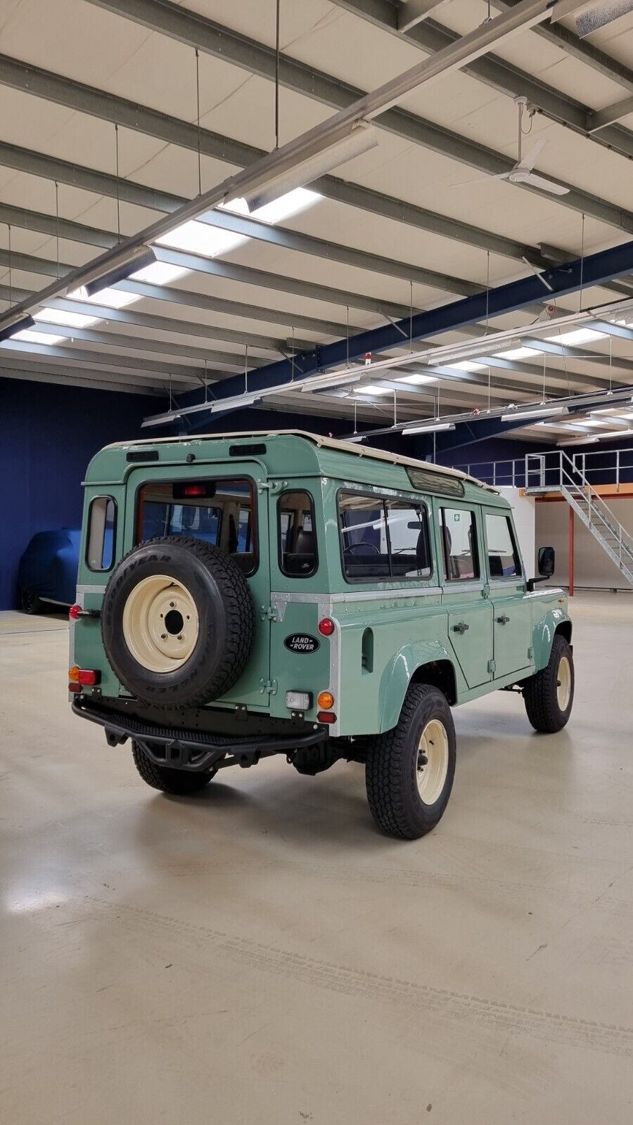 Land-Rover-Defender-1988-SUV-3