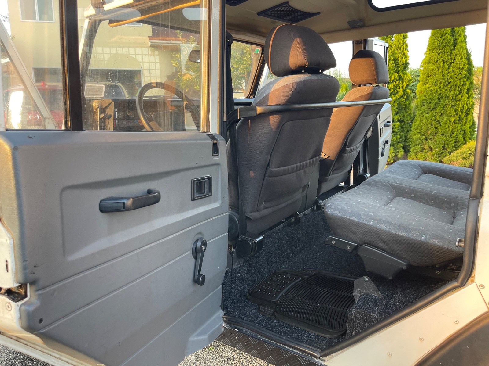 Land-Rover-Defender-1991-SUV-15