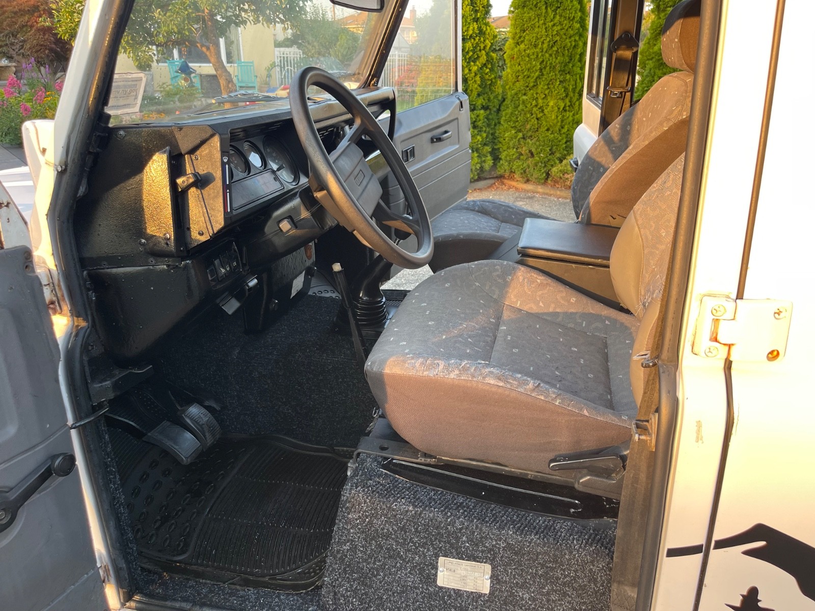 Land-Rover-Defender-1991-SUV-21