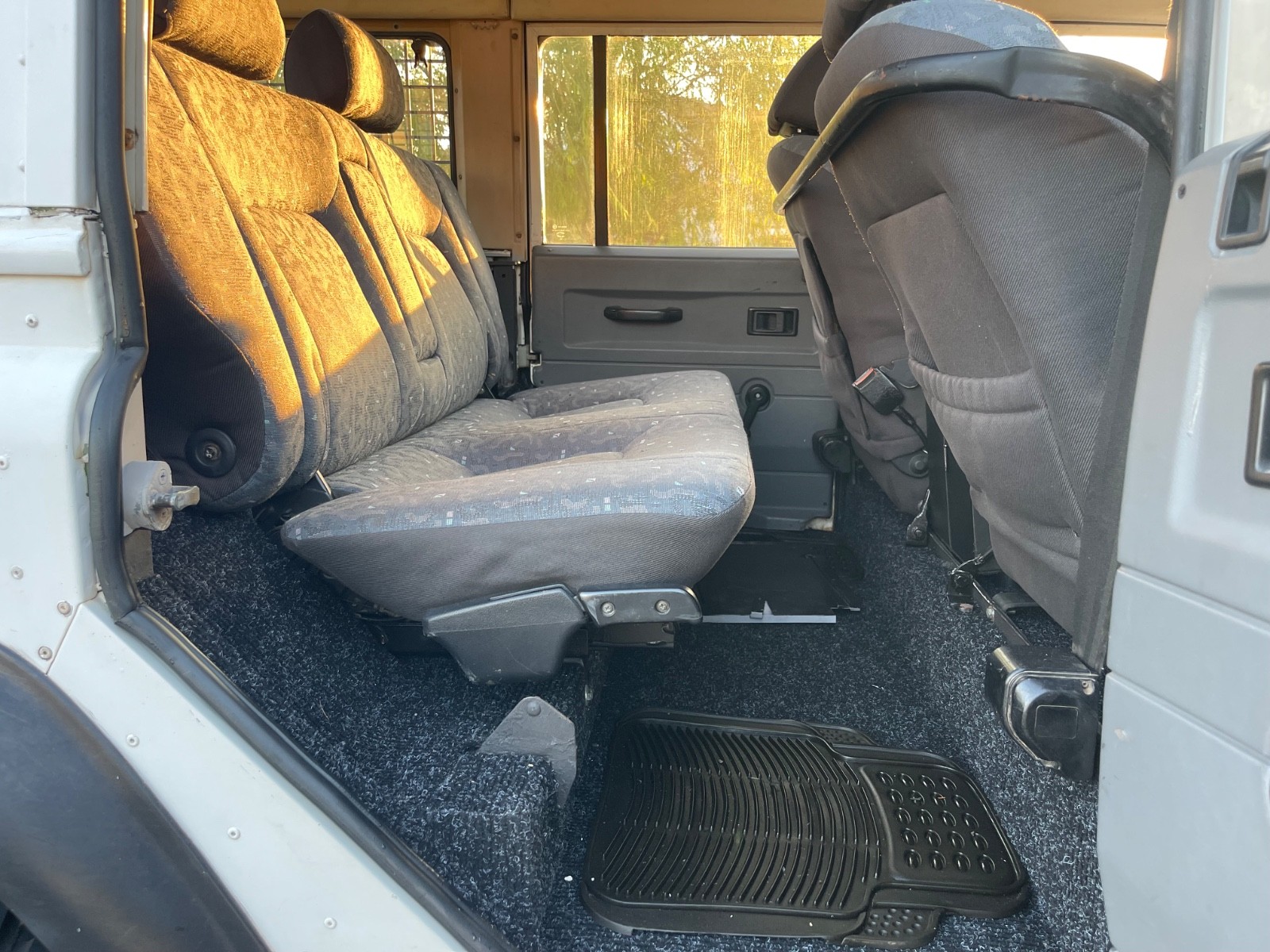 Land-Rover-Defender-1991-SUV-26