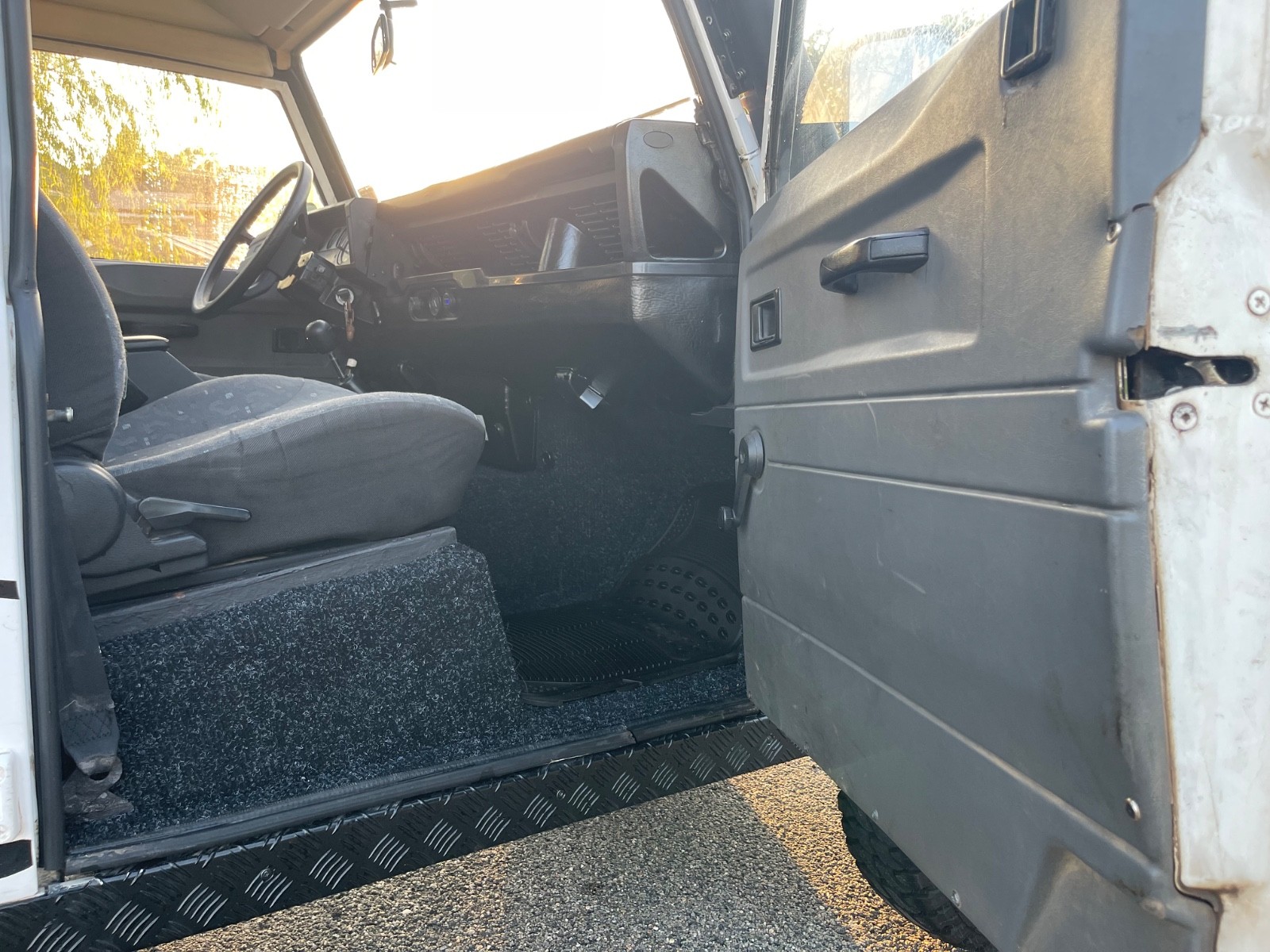 Land-Rover-Defender-1991-SUV-27