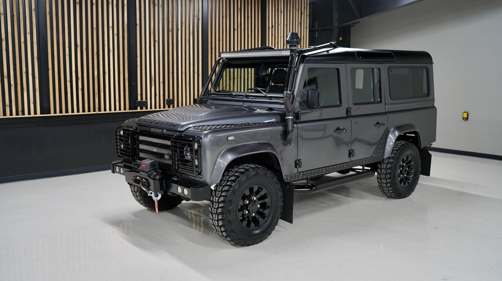 Land-Rover-Defender-1992-SUV-1