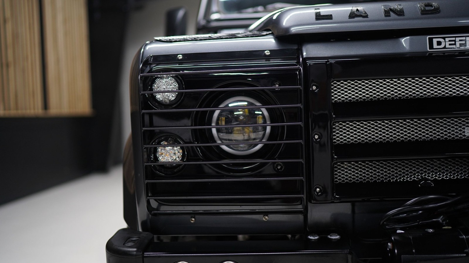 Land-Rover-Defender-1992-SUV-17