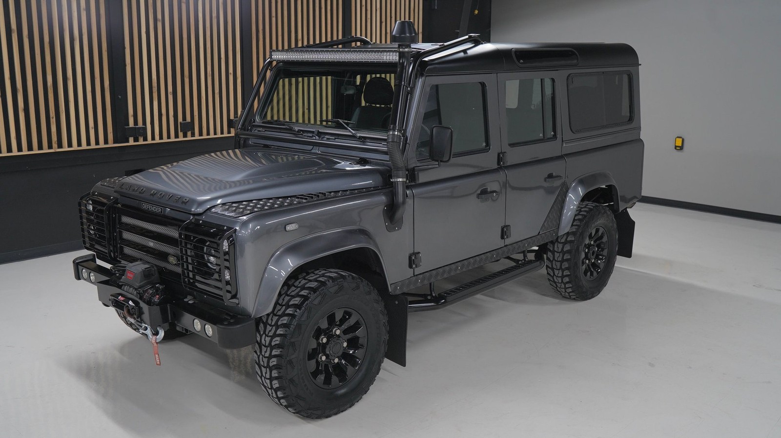 Land-Rover-Defender-1992-SUV-2