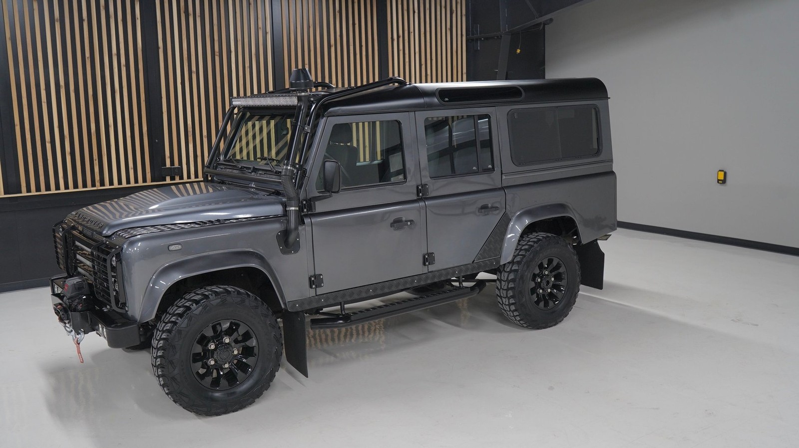 Land-Rover-Defender-1992-SUV-3