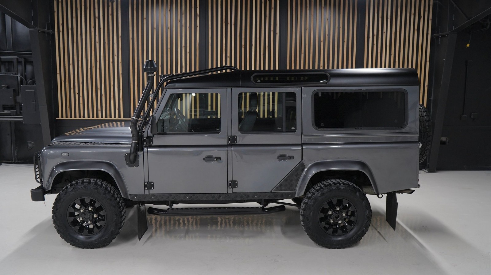 Land-Rover-Defender-1992-SUV-5