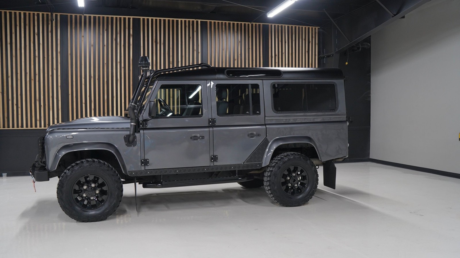 Land-Rover-Defender-1992-SUV-6