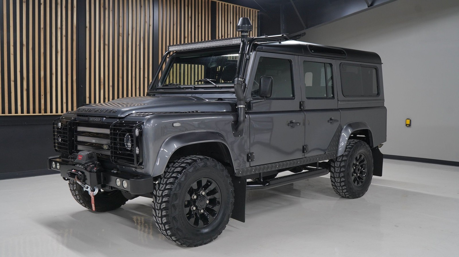 Land-Rover-Defender-1992-SUV