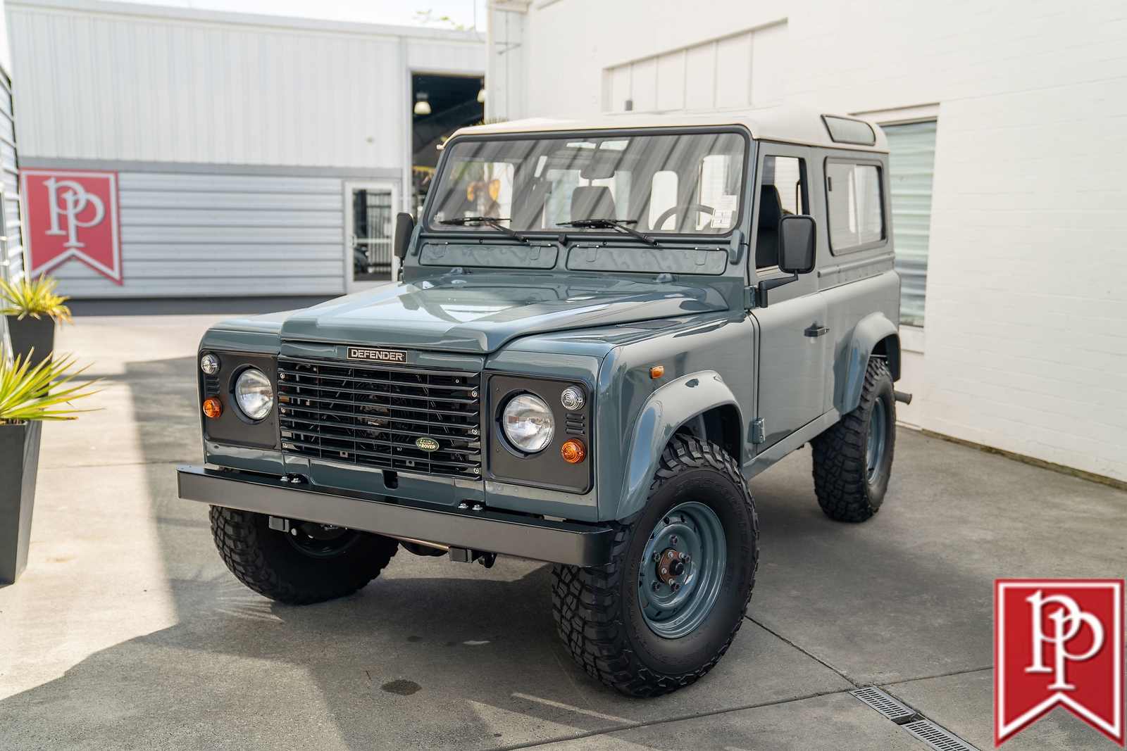 Land-Rover-Defender-1995-SUV-1