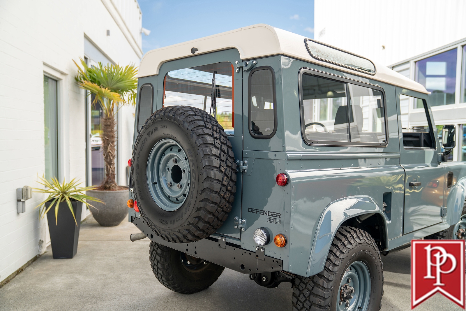 Land-Rover-Defender-1995-SUV-10