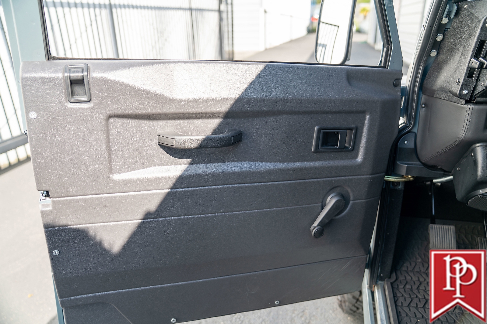 Land-Rover-Defender-1995-SUV-16