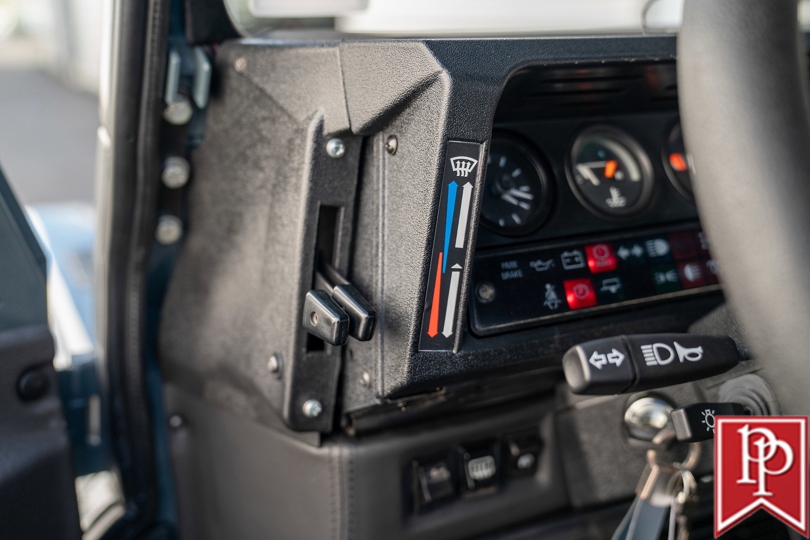 Land-Rover-Defender-1995-SUV-19