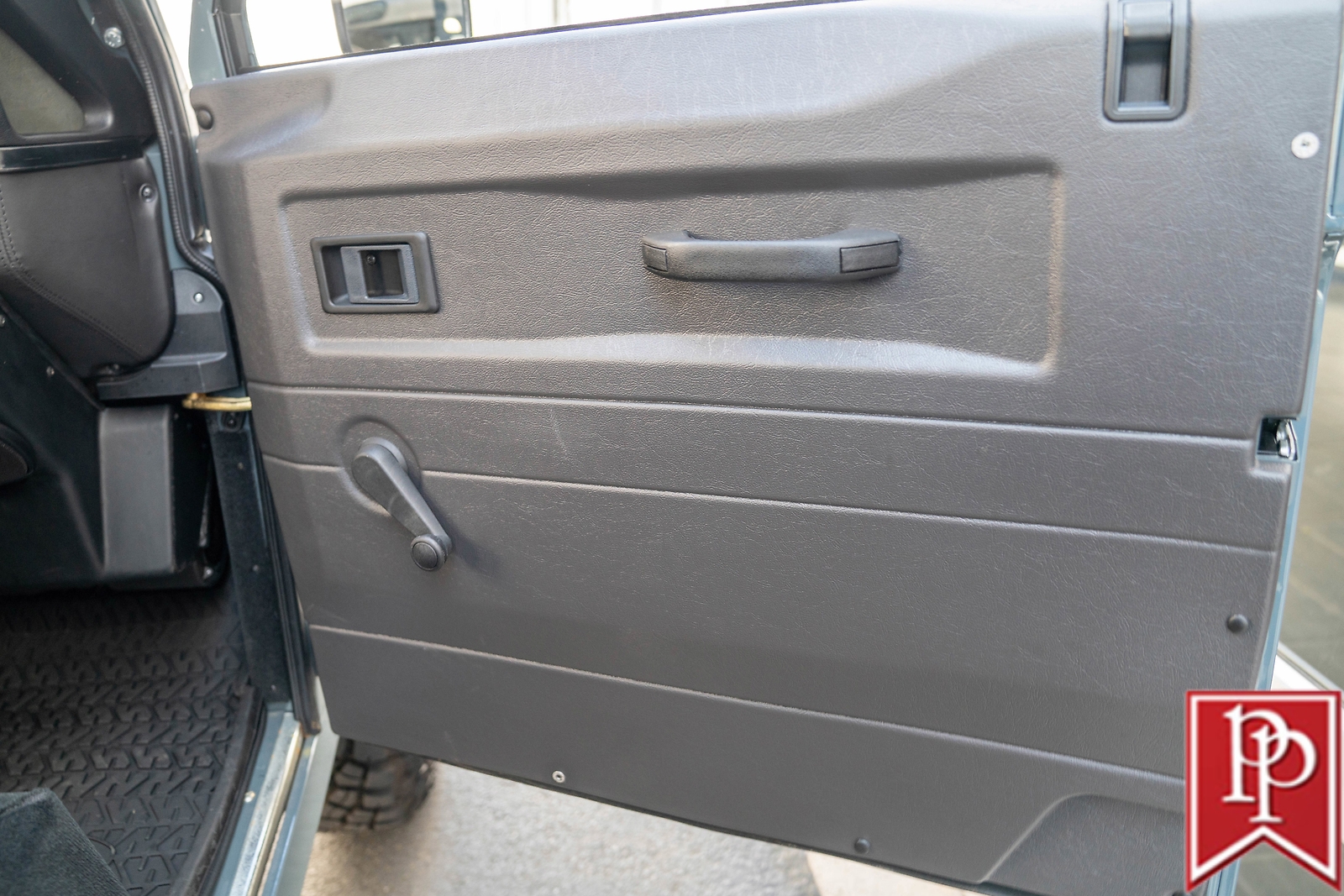 Land-Rover-Defender-1995-SUV-32