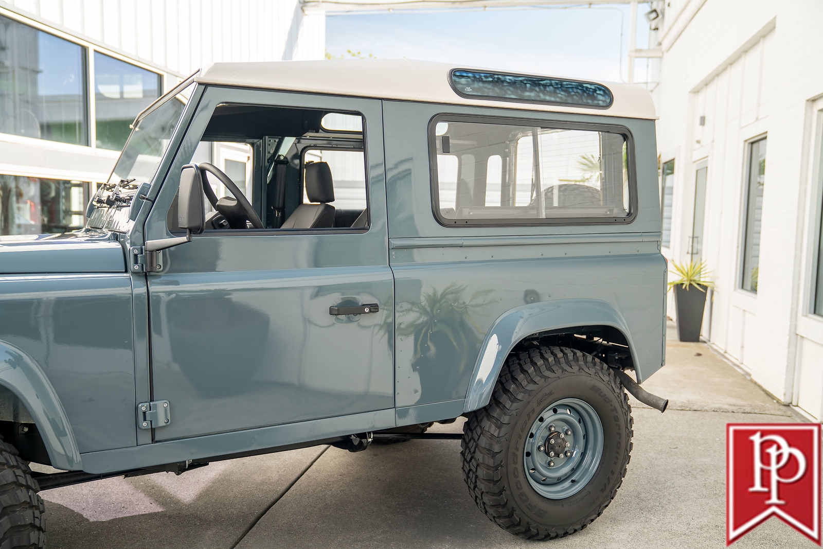 Land-Rover-Defender-1995-SUV-8