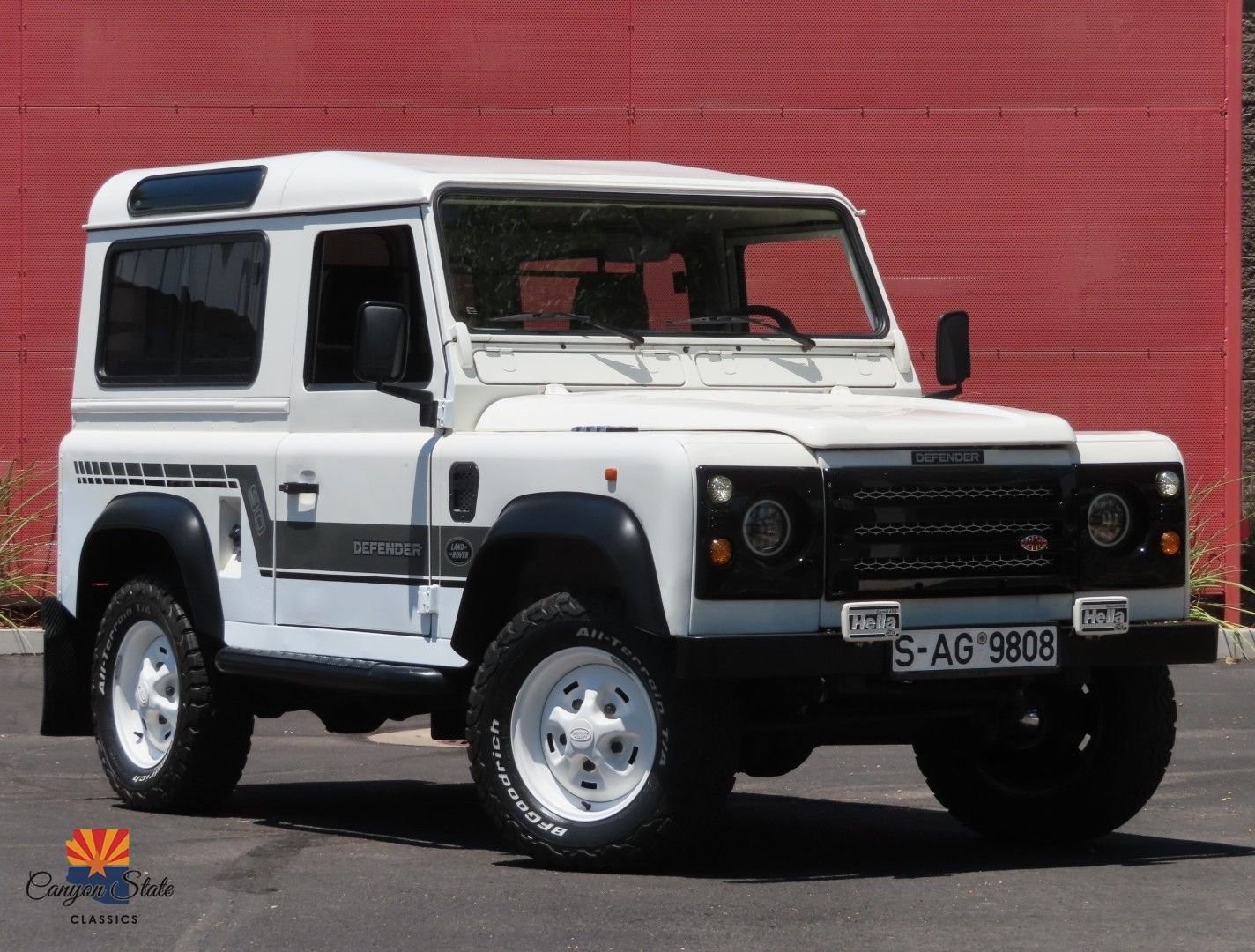 Land-Rover-Defender-1995-SUV