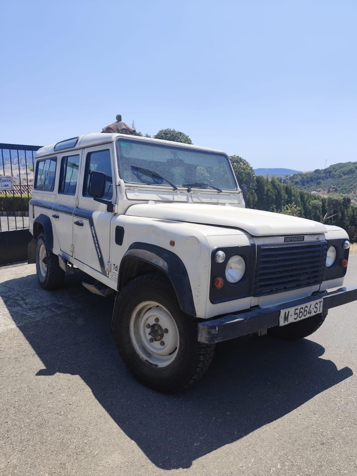 Land-Rover-Defender-1995-Wagon-1