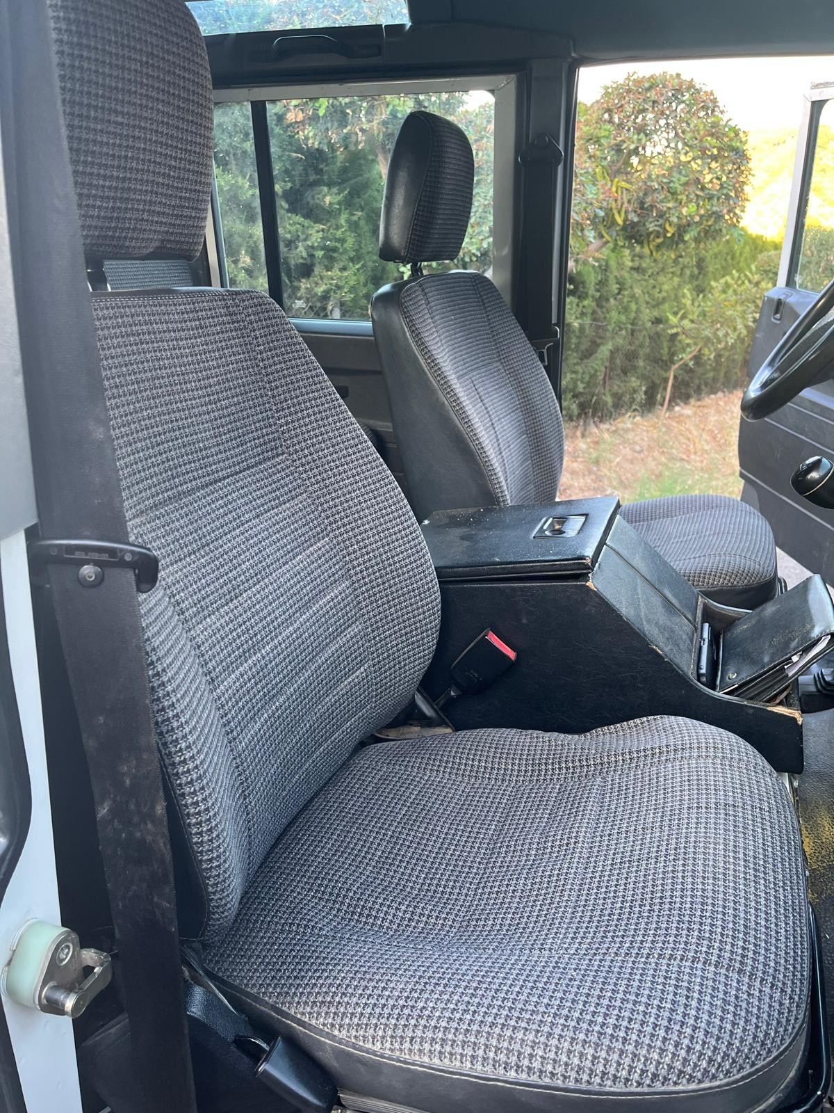 Land-Rover-Defender-1995-Wagon-6