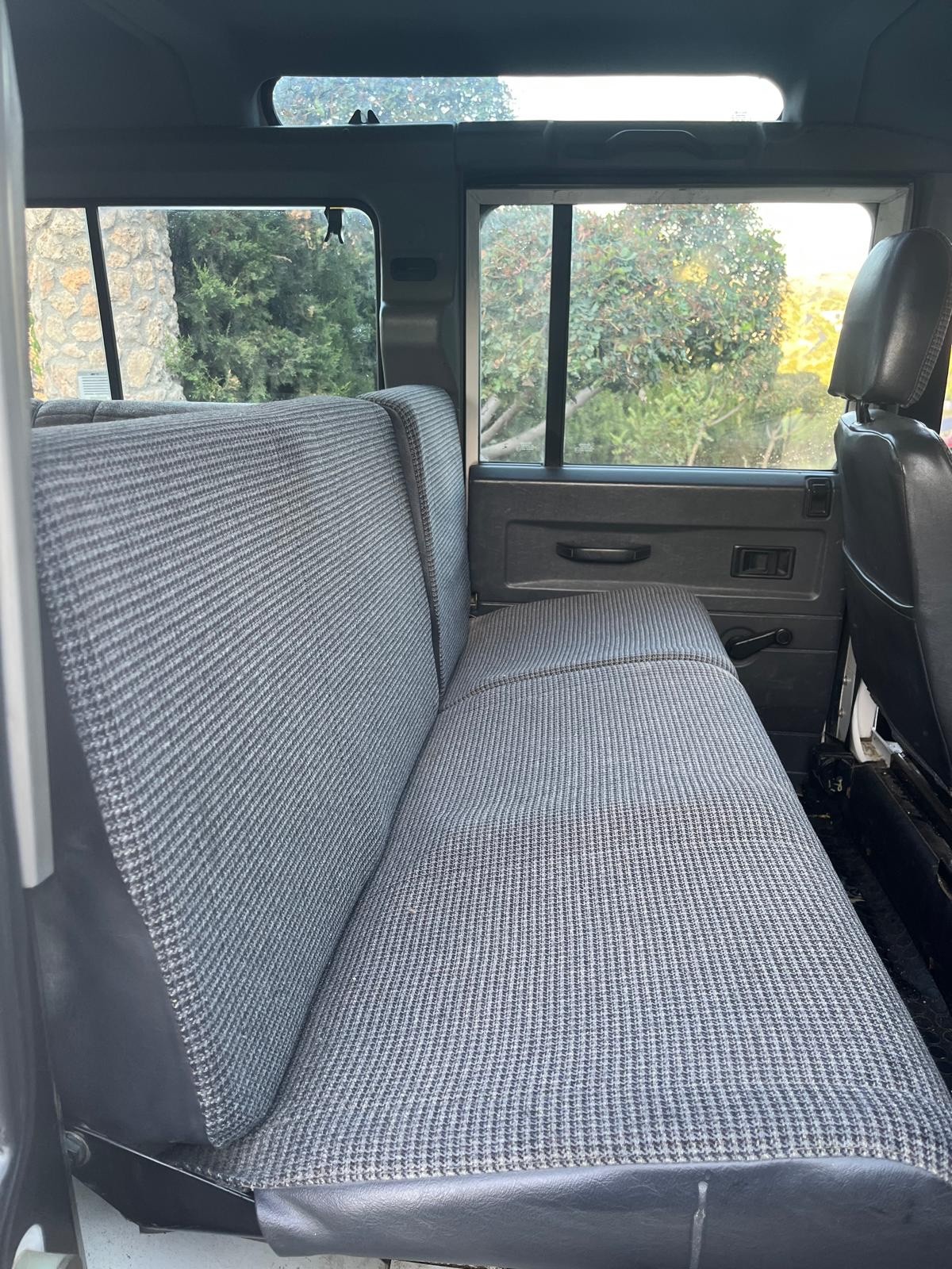 Land-Rover-Defender-1995-Wagon-7