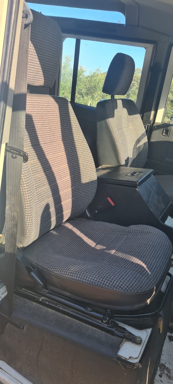 Land-Rover-Defender-1995-Wagon-9