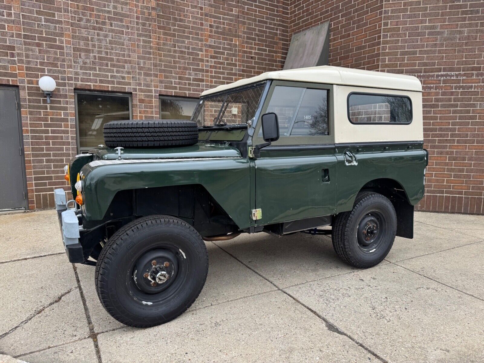 Land-Rover-Series-IIA-88-1971-SUV-1
