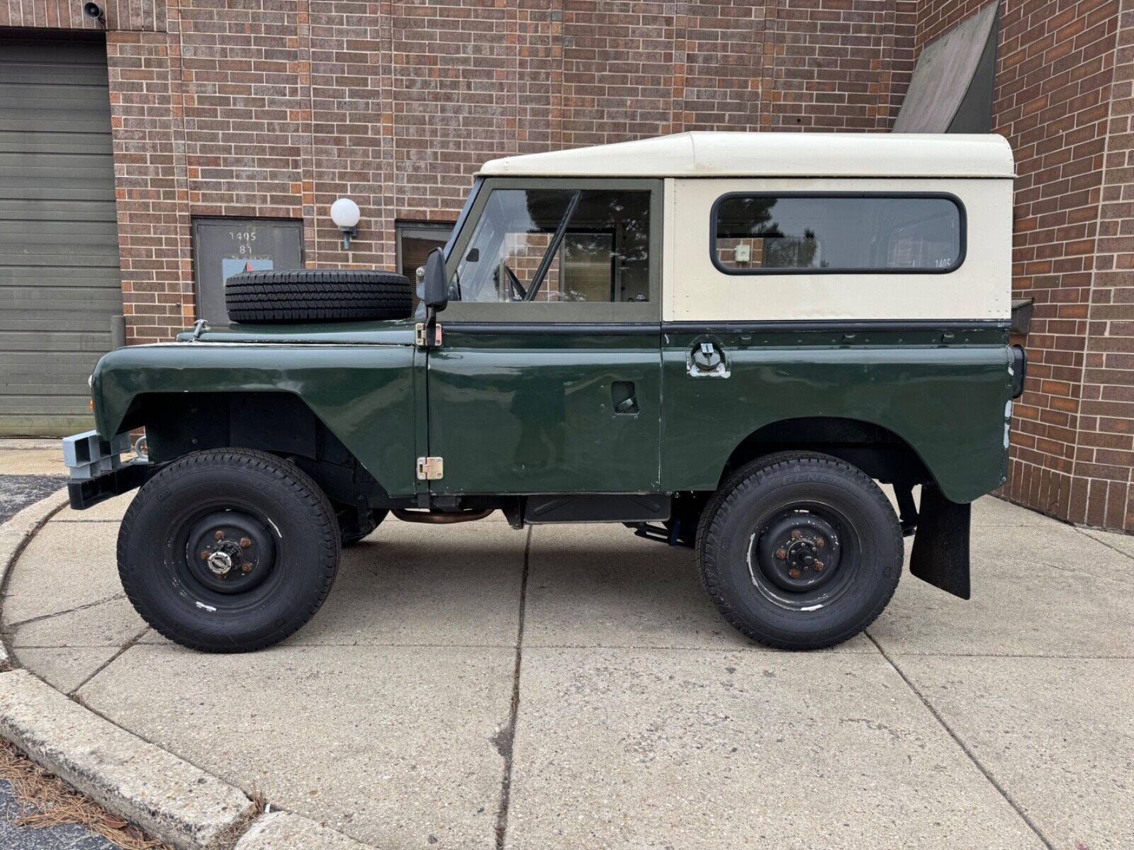 Land-Rover-Series-IIA-88-1971-SUV-2