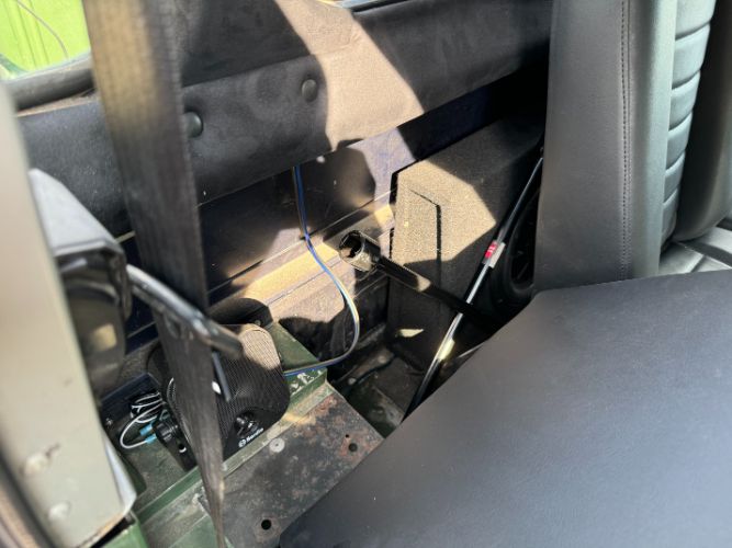 Land-rover-Defender-110-1984-17