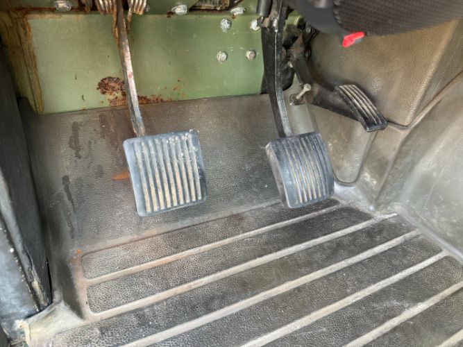 Land-rover-Defender-110-1984-21
