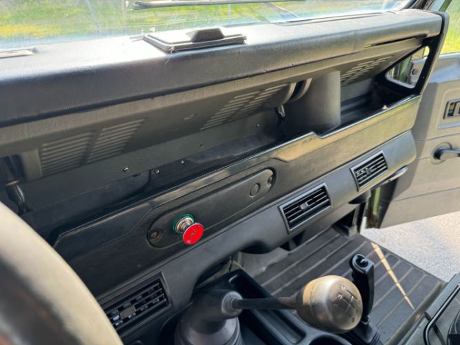Land-rover-Defender-110-1984-25