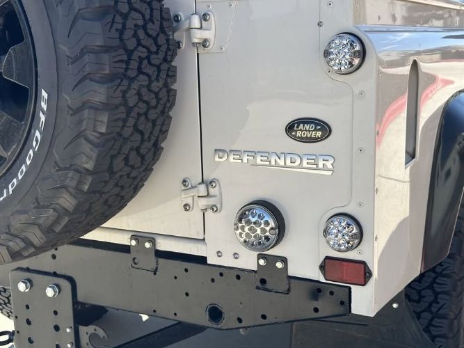 Land-rover-Defender-110-1990-10