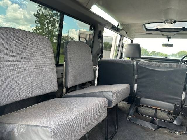 Land-rover-Defender-110-1992-White-13