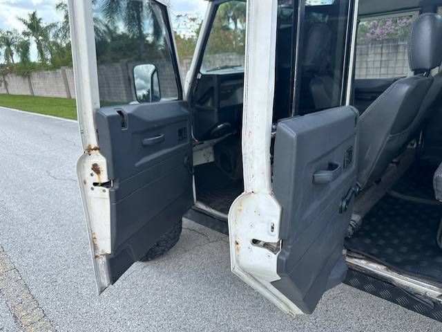 Land-rover-Defender-110-1992-White-16