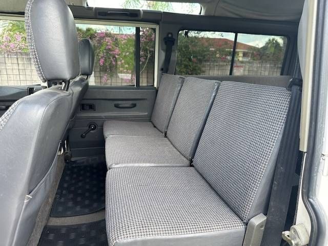 Land-rover-Defender-110-1992-White-17