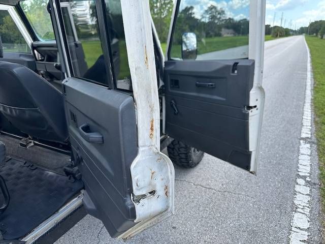 Land-rover-Defender-110-1992-White-9