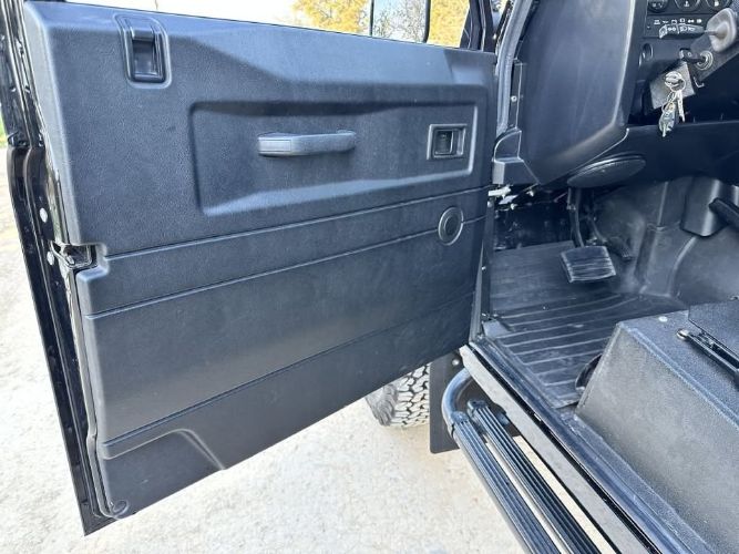 Land-rover-Defender-110-1993-Santorini-Black-Black-Leather-1