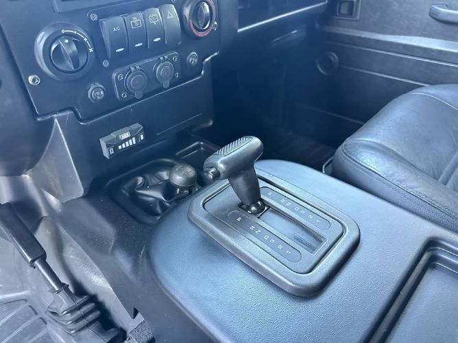Land-rover-Defender-110-1993-Santorini-Black-Black-Leather-10
