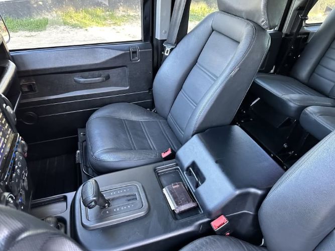 Land-rover-Defender-110-1993-Santorini-Black-Black-Leather-6