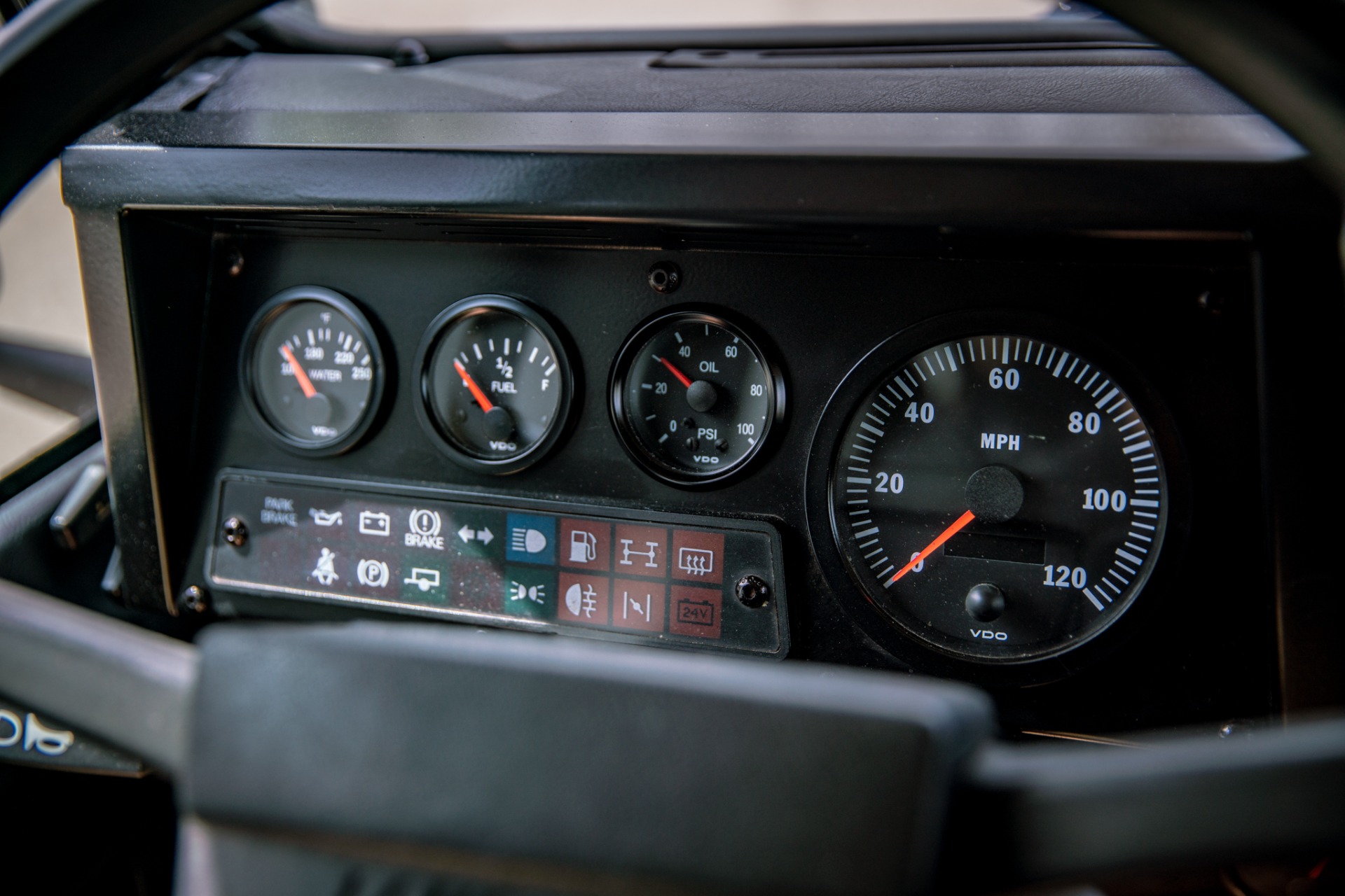 Land-rover-Defender-1986-Green-Black-13