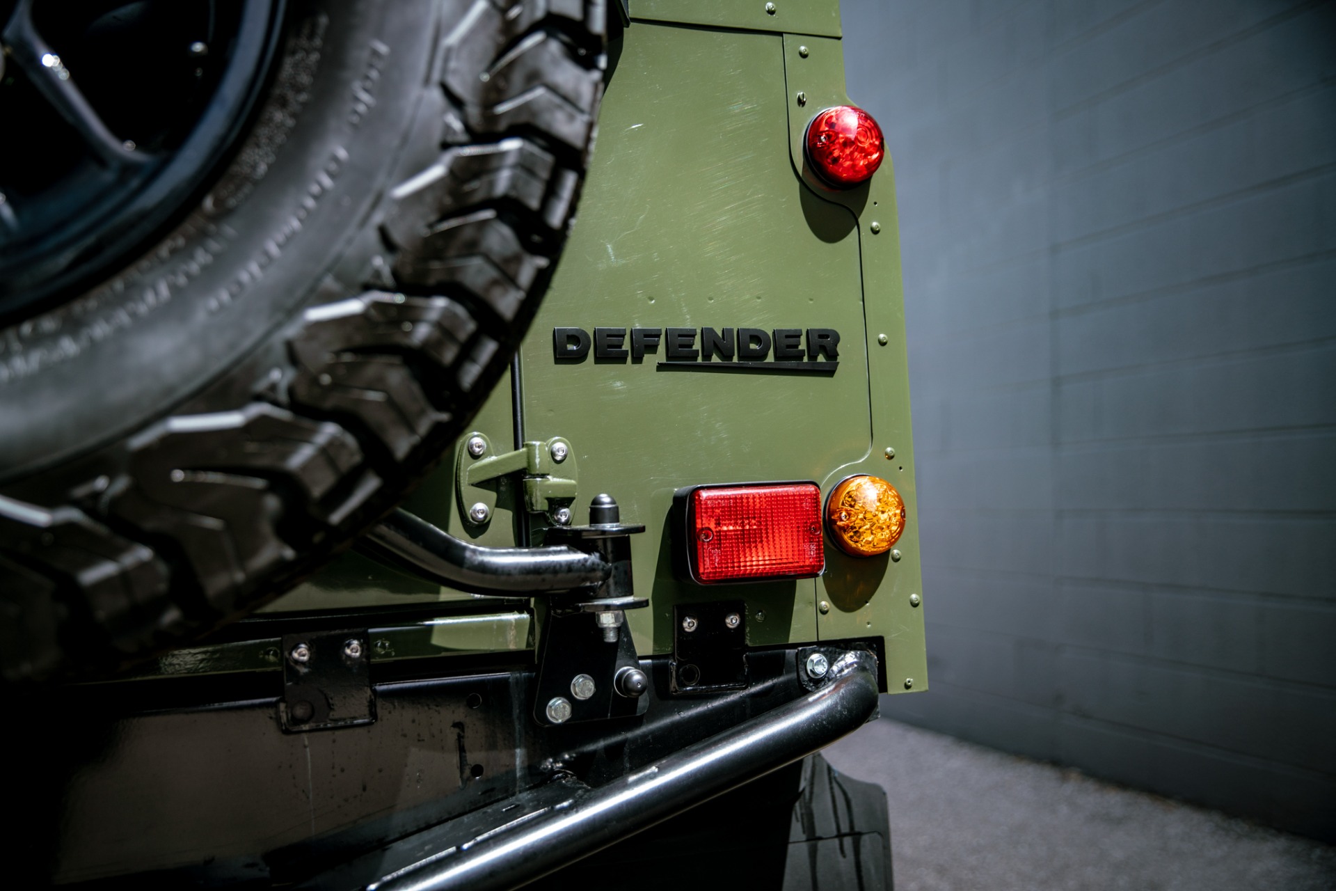 Land-rover-Defender-1986-Green-Black-14