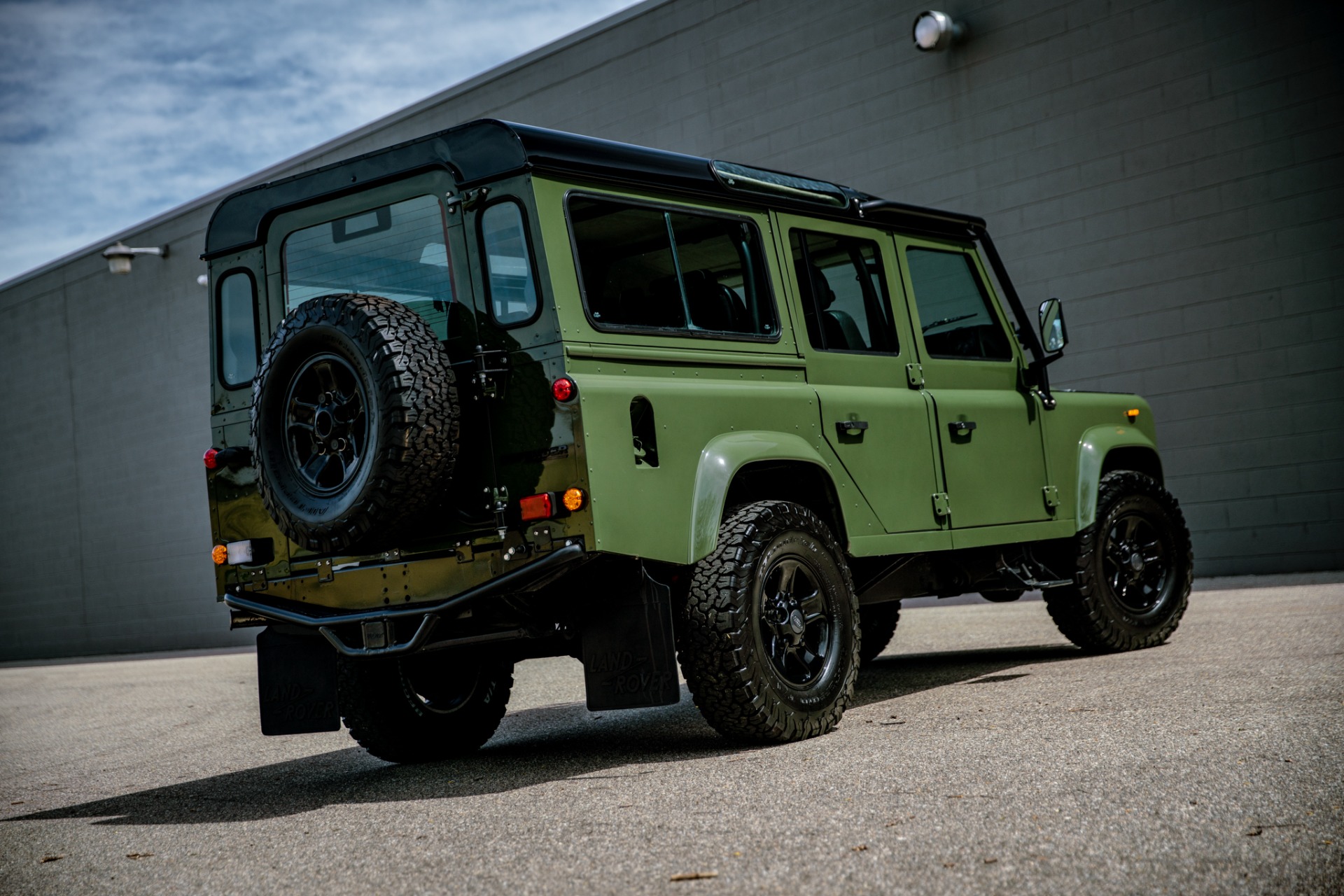 Land-rover-Defender-1986-Green-Black-15