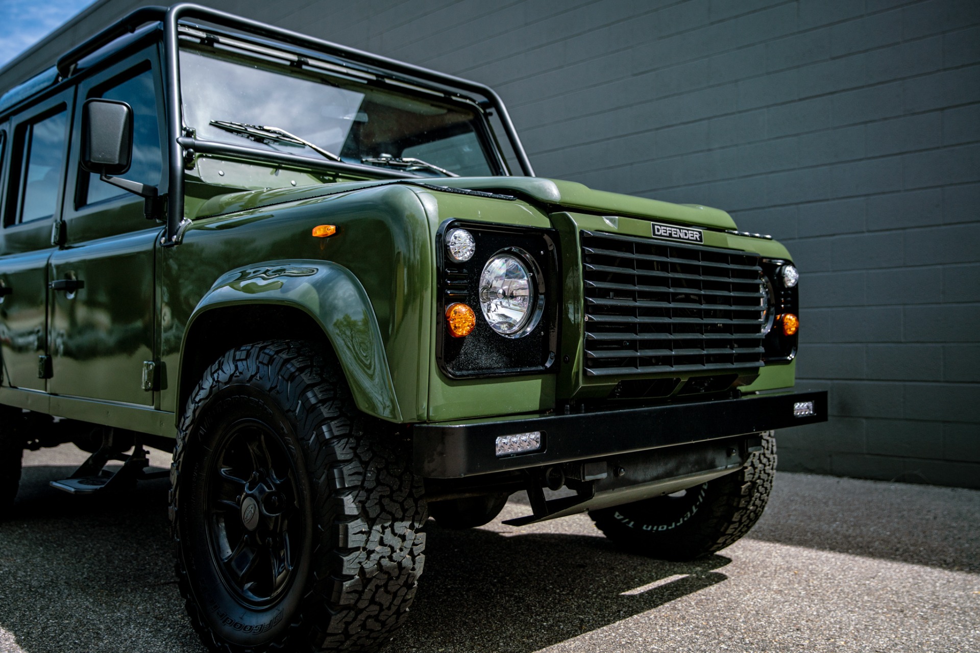 Land-rover-Defender-1986-Green-Black-2