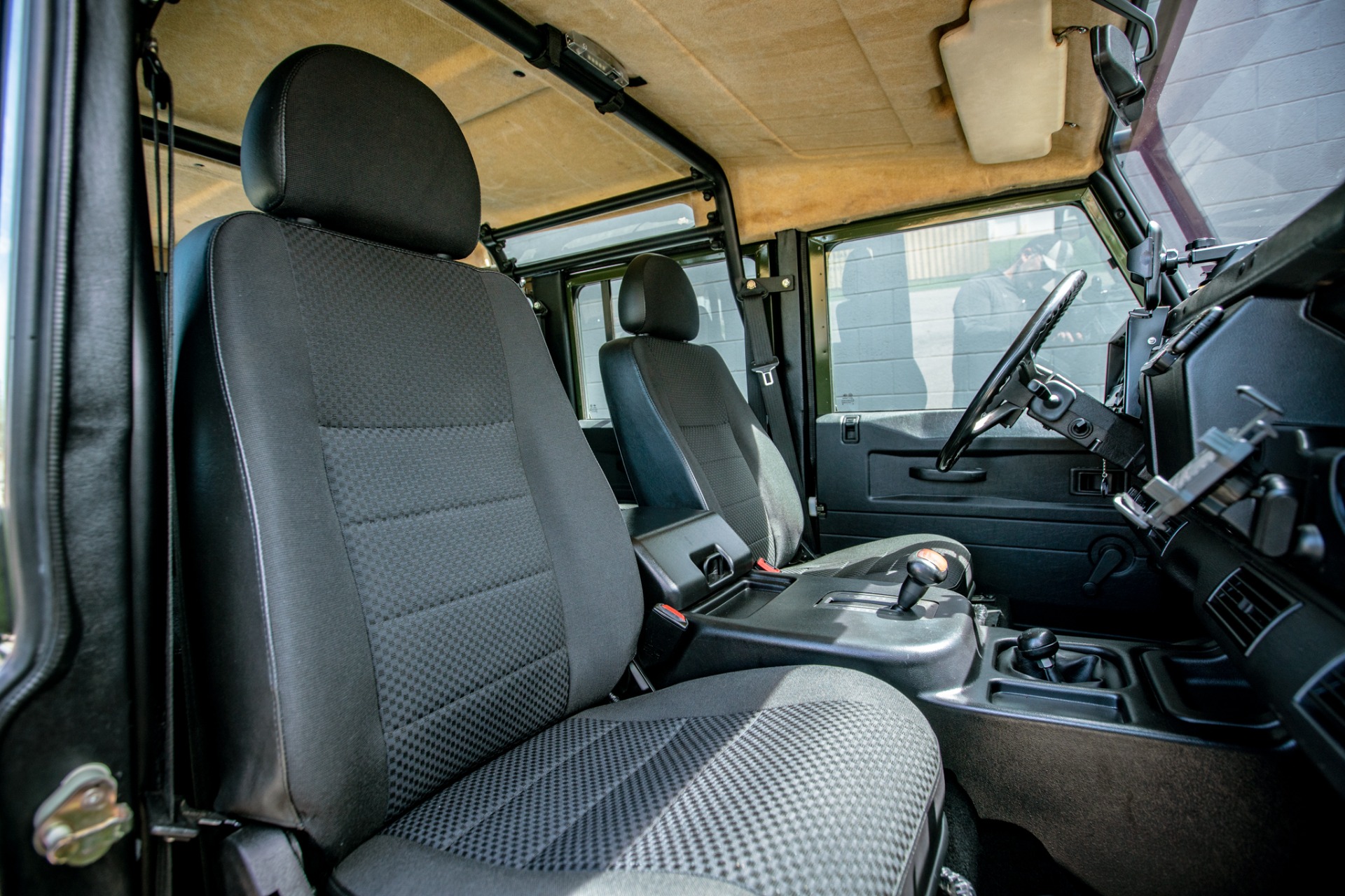 Land-rover-Defender-1986-Green-Black-5