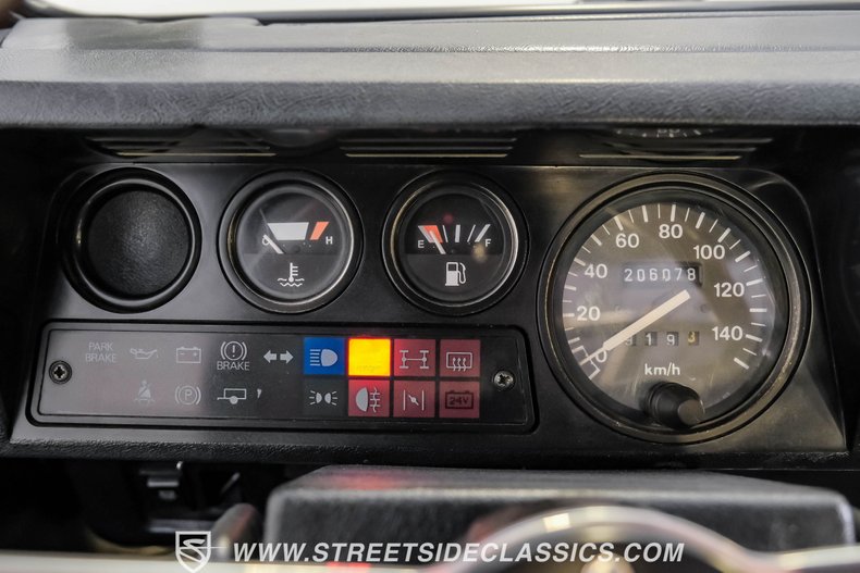 Land-rover-Defender-1991-White-Black-12
