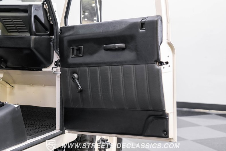 Land-rover-Defender-1991-White-Black-17