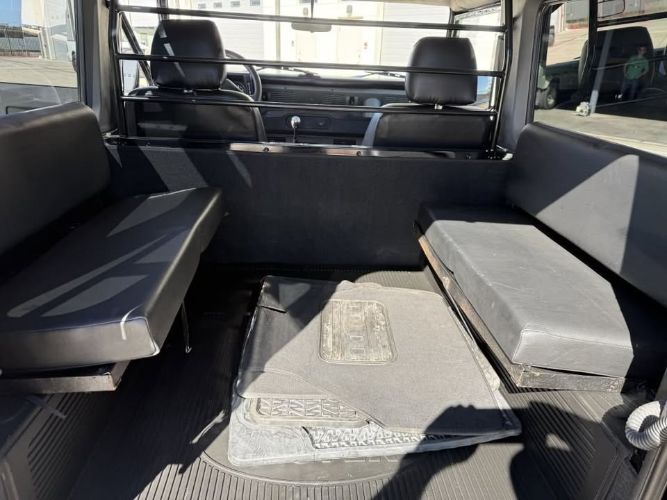 Land-rover-Defender-1992-Black-Faux-Black-Leather-4