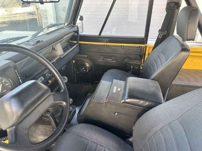 Land-rover-Defender-1994-YellowBlack-Top-Black-10