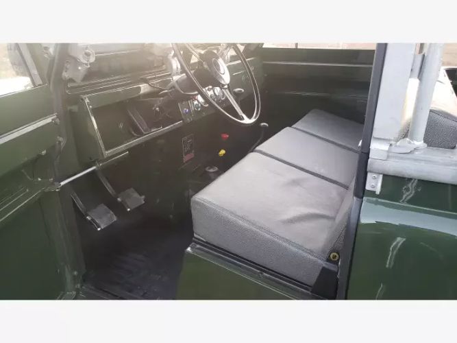Land-rover-Series-2a-1969-Green-Tan-11