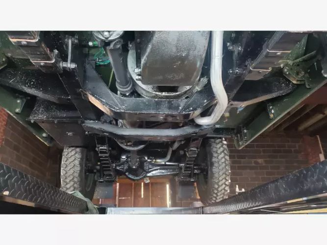 Land-rover-Series-2a-1969-Green-Tan-20