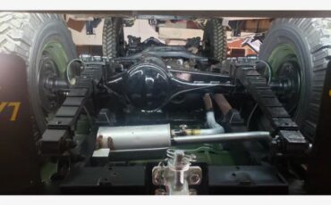 Land-rover-Series-2a-1969-Green-Tan-3