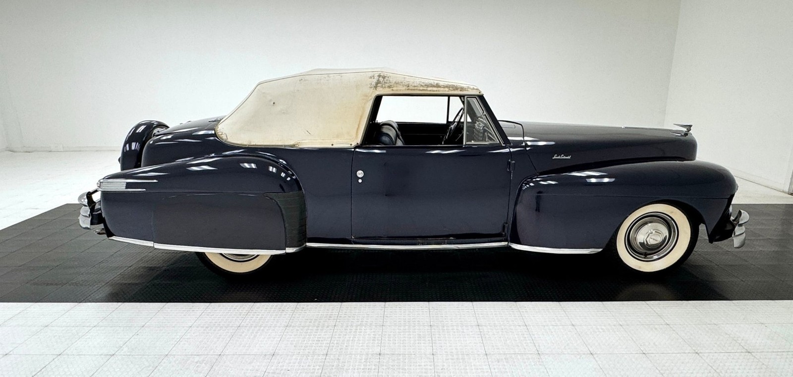 Lincoln-Continental-1947-Convertible-8